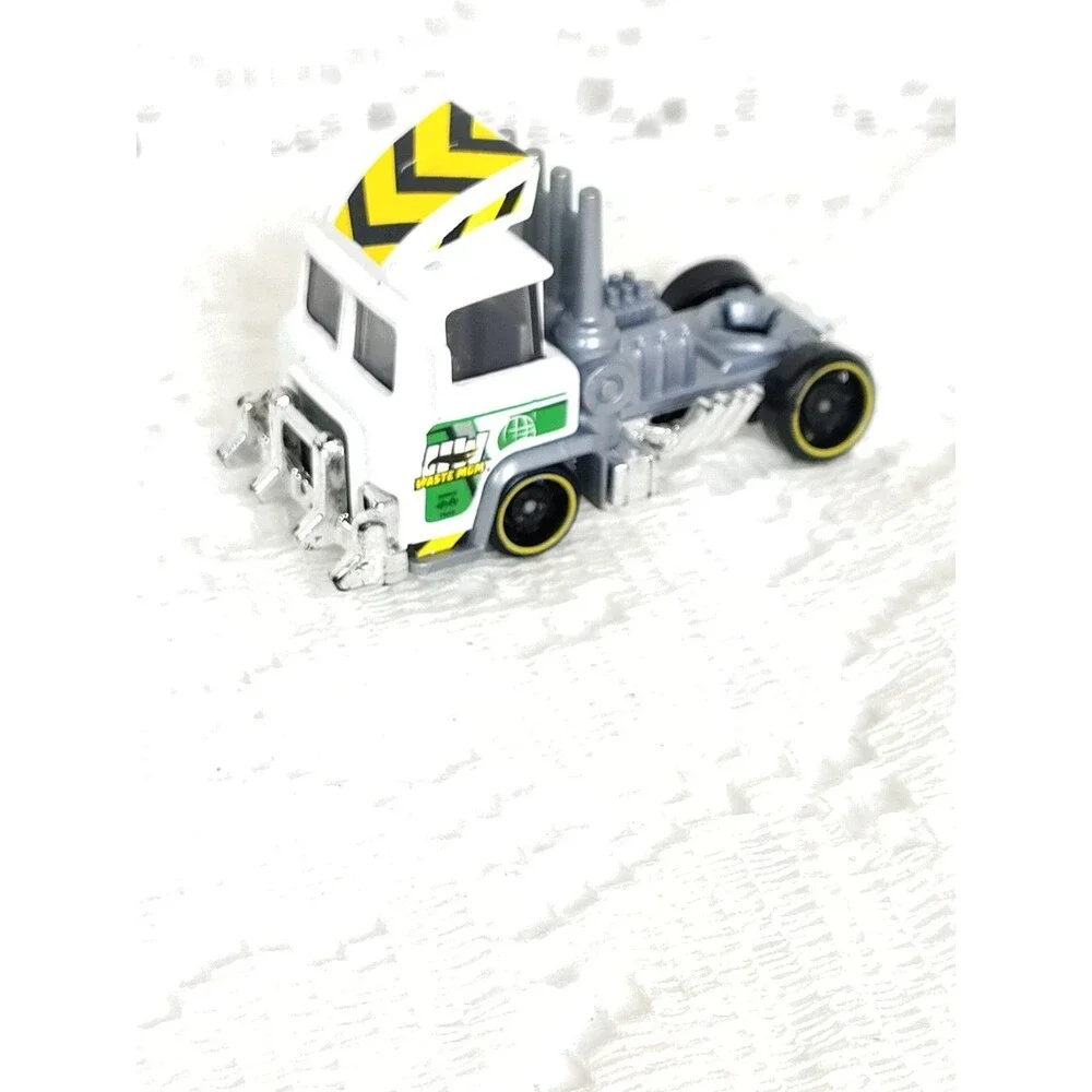 2021 Trash Basher Mattel Hot Wheels Diecast Toy Car HDT04